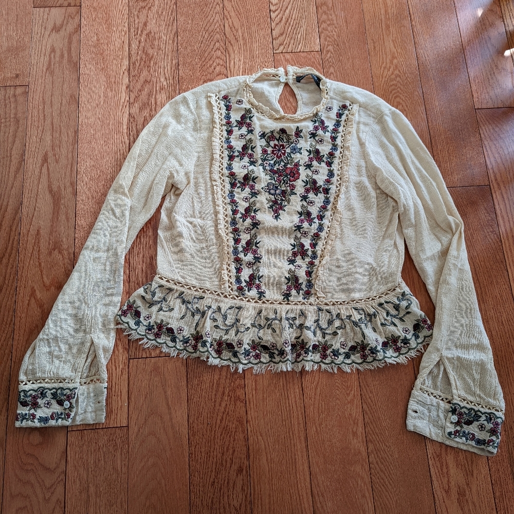 🏵️💚 Embroidered Frill Top - Picture 2 of 3